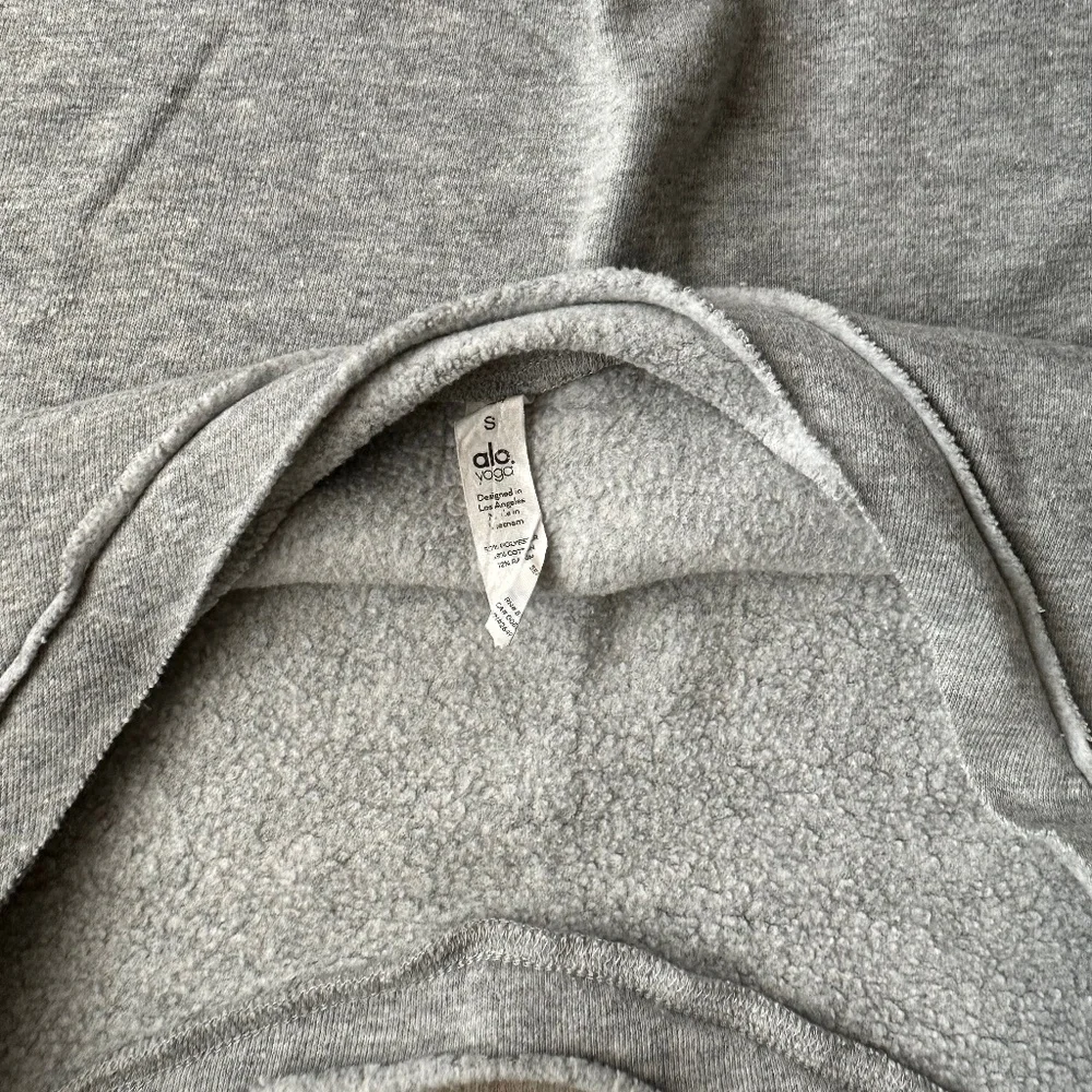ALO Yoga Gray Cropped V‑Neck Sweatshirt Top